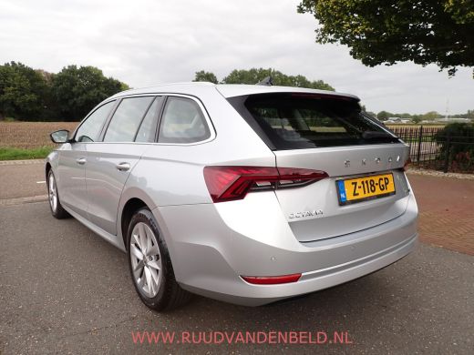 Skoda Octavia Combi 1.5 e-TSI / ACC / CARPLAY / KEYLESS / CAMERA / SFEERVERLICHTING ActivLease financial lease
