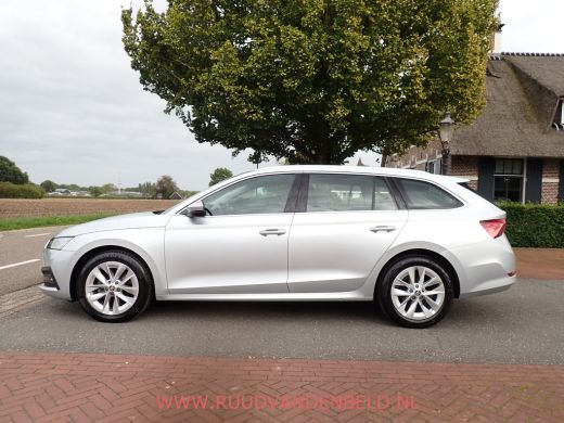 Skoda Octavia Combi 1.5 e-TSI / ACC / CARPLAY / KEYLESS / CAMERA / SFEERVERLICHTING ActivLease financial lease