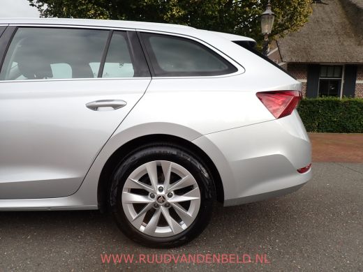 Skoda Octavia Combi 1.5 e-TSI / ACC / CARPLAY / KEYLESS / CAMERA / SFEERVERLICHTING ActivLease financial lease