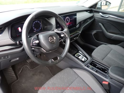 Skoda Octavia Combi 1.5 e-TSI / ACC / CARPLAY / KEYLESS / CAMERA / SFEERVERLICHTING ActivLease financial lease