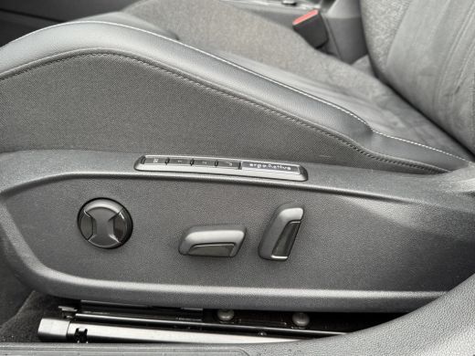 Volkswagen Golf 1.5 eHybrid 204PK PHEV 50 JAREN EDITIE CAMERA/ALCANTARA/TREKHAAK/HEAD-UP ActivLease financial lease