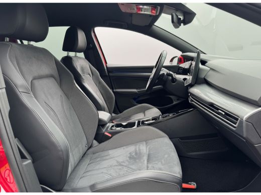 Volkswagen Golf 1.5 eHybrid 204PK PHEV 50 JAREN EDITIE CAMERA/ALCANTARA/TREKHAAK/HEAD-UP ActivLease financial lease