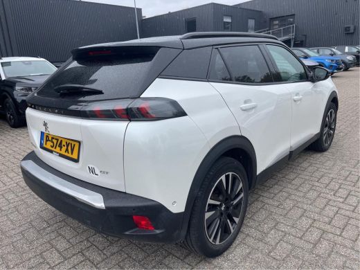Peugeot e-2008 EV GT Pack 50 kWh | Fase 3 laden | SOH 92% | Navigatie | Camera | 18 Inch lichtmetaal | Alcantara... ActivLease financial lease