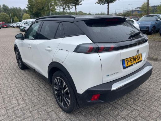 Peugeot e-2008 EV GT Pack 50 kWh | Fase 3 laden | SOH 92% | Navigatie | Camera | 18 Inch lichtmetaal | Alcantara... ActivLease financial lease