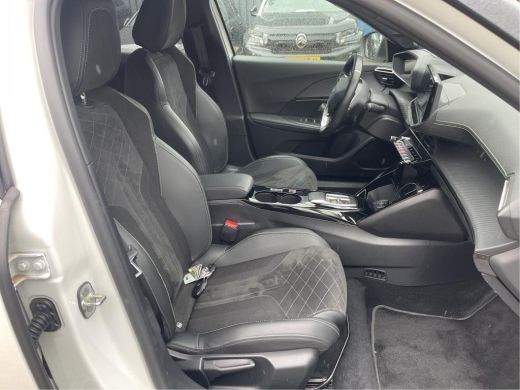 Peugeot e-2008 EV GT Pack 50 kWh | Fase 3 laden | SOH 92% | Navigatie | Camera | 18 Inch lichtmetaal | Alcantara... ActivLease financial lease