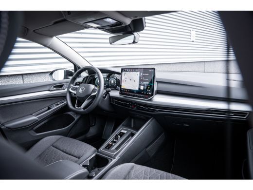 Volkswagen Golf Life Edition eHybrid | 'App-Connect' draadloze smartphone integratie | Achteruitrijcamera (Rear V... ActivLease financial lease