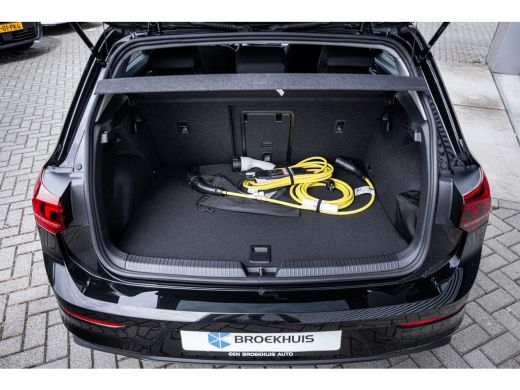 Volkswagen Golf Life Edition eHybrid | 'App-Connect' draadloze smartphone integratie | Achteruitrijcamera (Rear V... ActivLease financial lease