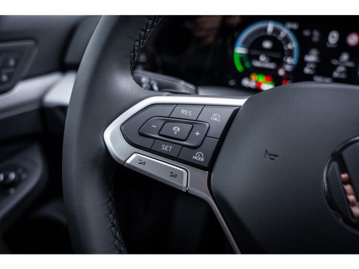 Volkswagen Golf Life Edition eHybrid | 'App-Connect' draadloze smartphone integratie | Achteruitrijcamera (Rear V... ActivLease financial lease