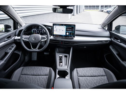 Volkswagen Golf Life Edition eHybrid | 'App-Connect' draadloze smartphone integratie | Achteruitrijcamera (Rear V... ActivLease financial lease