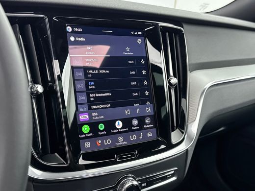Volvo  V60 T8 Recharge Plus Dark | 18" | Panoramadak | Head-Up | Trekhaak | Elektr. verst. Sportstoelen | 36... ActivLease financial lease