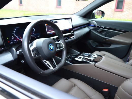 BMW 5 Serie Touring 530e Touring M Sport Pro | B&W | Active Steering ActivLease financial lease