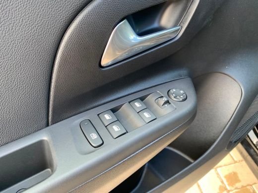 Opel Corsa GS | Dode hoek waarschuwing | LED koplampen met LED dagrijverlichting | Licht -en regensensor ActivLease financial lease