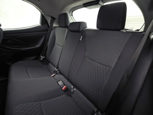 Toyota Yaris 1.5 Hybrid Dynamic Sport Automaat (NAVIGATIE, CAMERA, CLIMATE, SPORTSTOELEN, CRUISE, ELEK PAKKET,... ActivLease financial lease