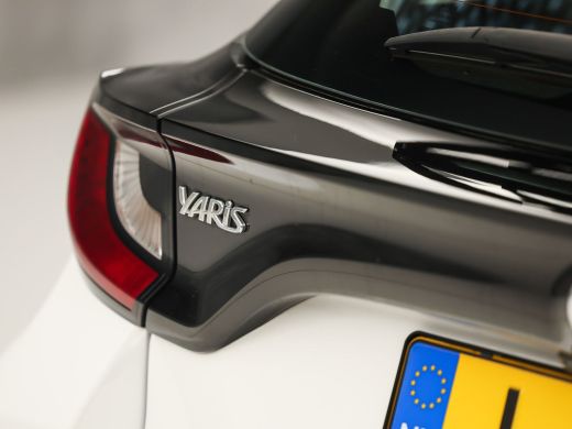 Toyota Yaris 1.5 Hybrid Dynamic Sport Automaat (NAVIGATIE, CAMERA, CLIMATE, SPORTSTOELEN, CRUISE, ELEK PAKKET,... ActivLease financial lease