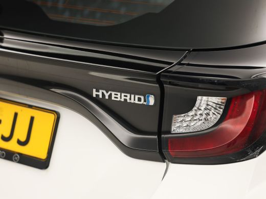 Toyota Yaris 1.5 Hybrid Dynamic Sport Automaat (NAVIGATIE, CAMERA, CLIMATE, SPORTSTOELEN, CRUISE, ELEK PAKKET,... ActivLease financial lease