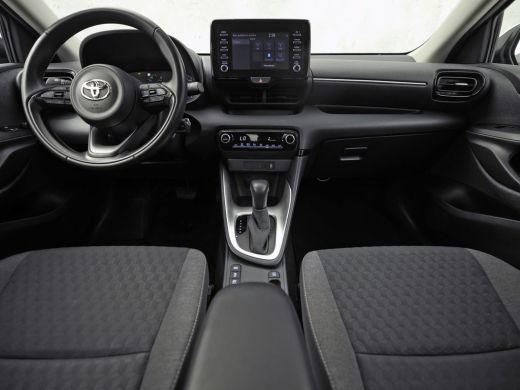 Toyota Yaris 1.5 Hybrid Dynamic Sport Automaat (NAVIGATIE, CAMERA, CLIMATE, SPORTSTOELEN, CRUISE, ELEK PAKKET,... ActivLease financial lease