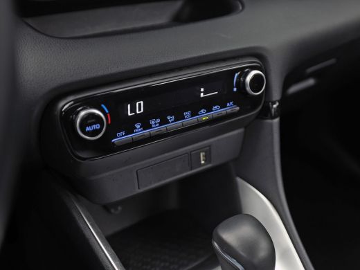 Toyota Yaris 1.5 Hybrid Dynamic Sport Automaat (NAVIGATIE, CAMERA, CLIMATE, SPORTSTOELEN, CRUISE, ELEK PAKKET,... ActivLease financial lease