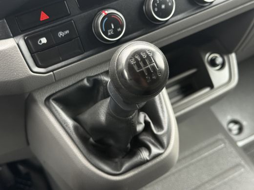 Volkswagen Crafter 35 2.0 TDI 177 PK / L3H3 / CAMERA / CRUISE / 3.5 TON TREKKEN / 3-ZITS / AIRCO / CARPLAY / GEVEERD... ActivLease financial lease