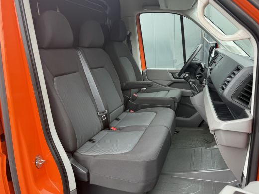 Volkswagen Crafter 35 2.0 TDI 177 PK / L3H3 / CAMERA / CRUISE / 3.5 TON TREKKEN / 3-ZITS / AIRCO / CARPLAY / GEVEERD... ActivLease financial lease
