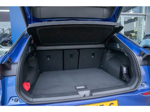 Volkswagen T-Roc 1.5 eTsi R-Line First Edition | Adaptive Cruise control | Matrix koplamen | Elektrisch bedienbare... ActivLease financial lease