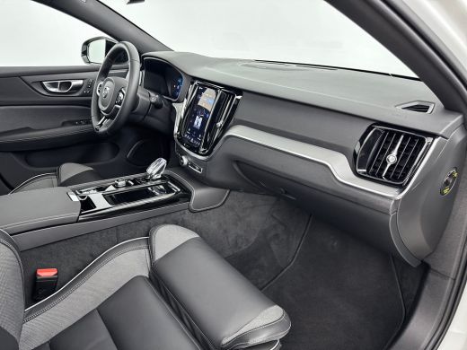 Volvo  V60 T8 Recharge Plus Dark | 18" Allseason | Trekhaak | Panoramadak | Head-Up | 360 Camera | Elektr. v... ActivLease financial lease
