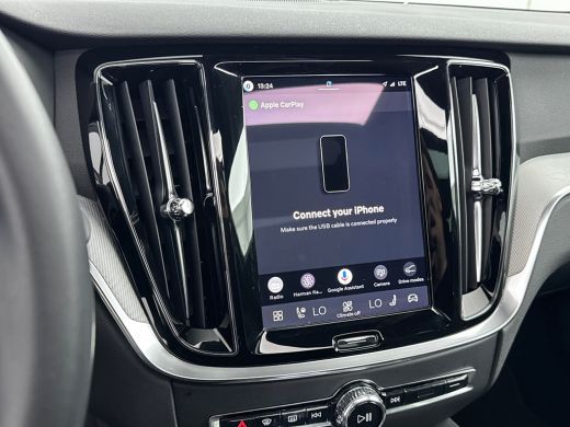 Volvo  V60 T8 Recharge Plus Dark | 18" Allseason | Trekhaak | Panoramadak | Head-Up | 360 Camera | Elektr. v... ActivLease financial lease