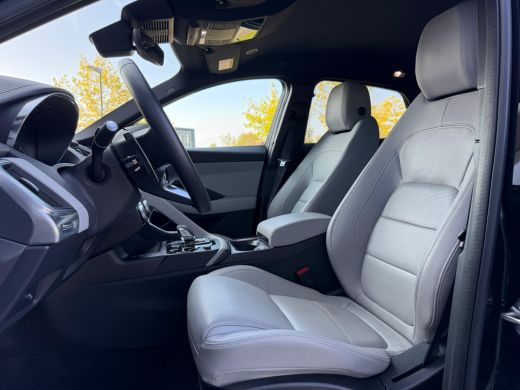 Jaguar E-PACE P300e AWD R-Dynamic SE | Stoelverwarming voor | 19 Inch | Adaptieve Cruise Control | Meridian ActivLease financial lease