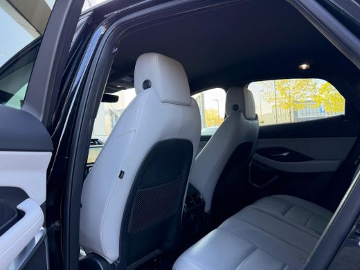 Jaguar E-PACE P300e AWD R-Dynamic SE | Stoelverwarming voor | 19 Inch | Adaptieve Cruise Control | Meridian ActivLease financial lease