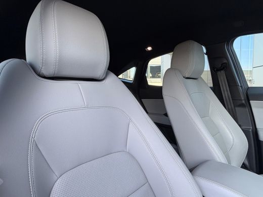 Jaguar E-PACE P300e AWD R-Dynamic SE | Stoelverwarming voor | 19 Inch | Adaptieve Cruise Control | Meridian ActivLease financial lease