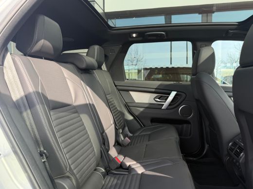 Land Rover Discovery Sport P270e Dynamic SE | Pano | Black Pack | Cold Climate | 360gr Camera | 20 Inch | Volgsysteem klasse 5 ActivLease financial lease