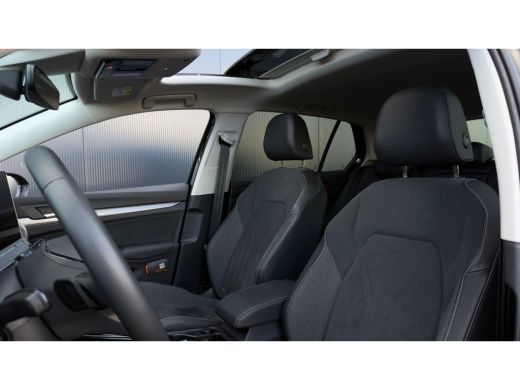 Volkswagen Golf 1.5 eHybrid Style Edition | Panoramadak | Camera | Elektrische stoel | Dodehoek Detectie | ActivLease financial lease
