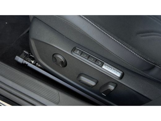 Volkswagen Golf 1.5 eHybrid Style Edition | Panoramadak | Camera | Elektrische stoel | Dodehoek Detectie | ActivLease financial lease