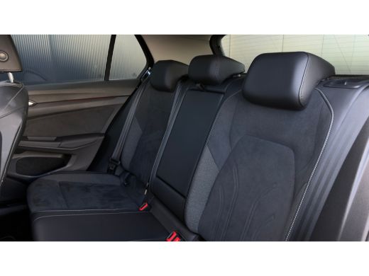 Volkswagen Golf 1.5 eHybrid Style Edition | Panoramadak | Camera | Elektrische stoel | Dodehoek Detectie | ActivLease financial lease