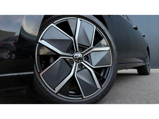 Volkswagen Golf 1.5 eHybrid Style Edition | Panoramadak | Camera | Elektrische stoel | Dodehoek Detectie | ActivLease financial lease