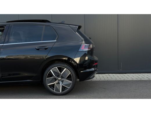 Volkswagen Golf 1.5 eHybrid Style Edition | Panoramadak | Camera | Elektrische stoel | Dodehoek Detectie | ActivLease financial lease