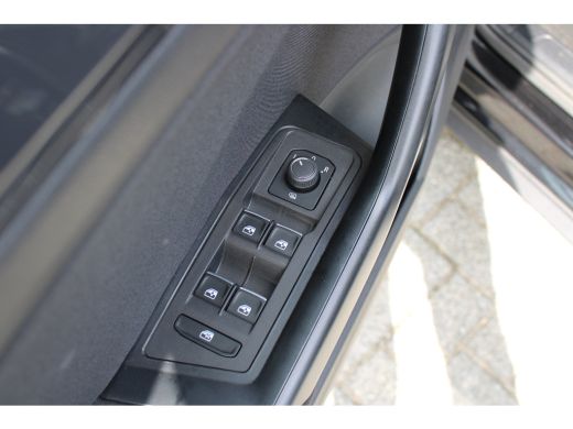 Volkswagen T-Roc 1.5 TSI Sport | AUTOMAAT | Navigatie | Adaptieve Cruise Control | Bluetooth | Climate Control | |... ActivLease financial lease