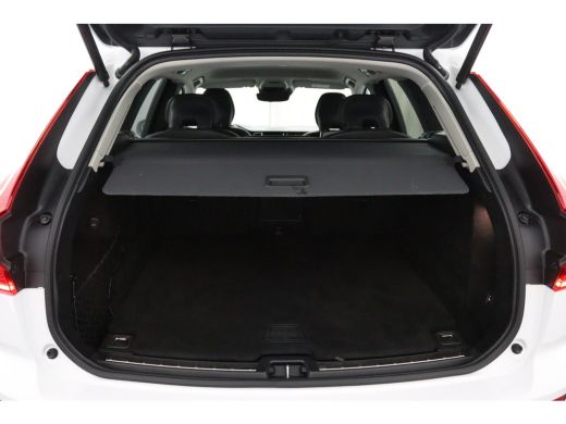 Volvo  XC60 B5 Black Pack | Trekhaak 2300KG! | Camera | Adaptive Cruise | BLIS | Stoelverwarming | Verwarmbar... ActivLease financial lease