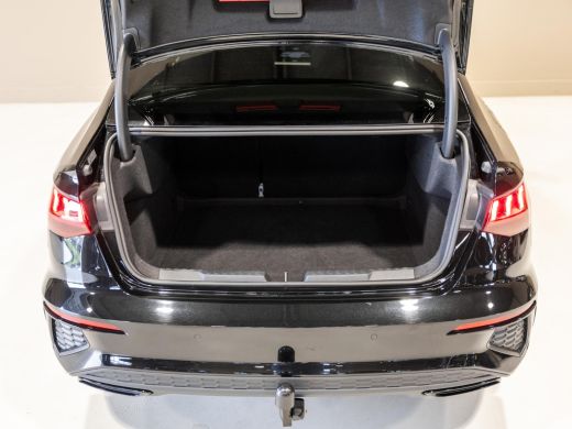 Audi A3 Limousine 30 TFSI 2x S-Line edition / 110pk / Panorama dak / Trekhaak / ActivLease financial lease