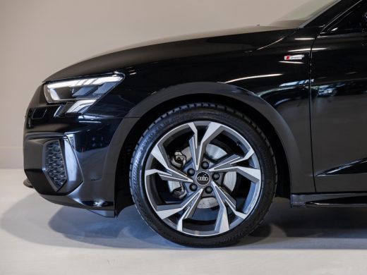 Audi A3 Limousine 30 TFSI 2x S-Line edition / 110pk / Panorama dak / Trekhaak / ActivLease financial lease