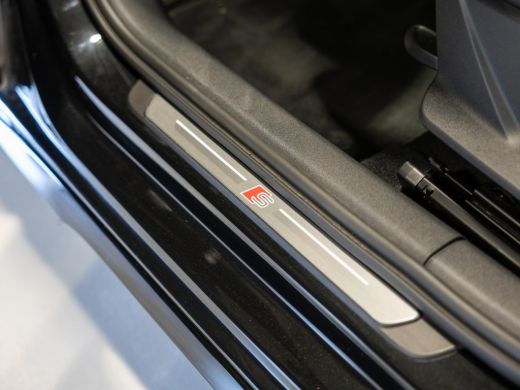 Audi A3 Limousine 30 TFSI 2x S-Line edition / 110pk / Panorama dak / Trekhaak / ActivLease financial lease