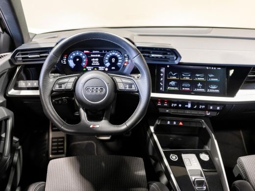Audi A3 Limousine 30 TFSI 2x S-Line edition / 110pk / Panorama dak / Trekhaak / ActivLease financial lease