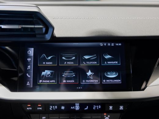 Audi A3 Limousine 30 TFSI 2x S-Line edition / 110pk / Panorama dak / Trekhaak / ActivLease financial lease