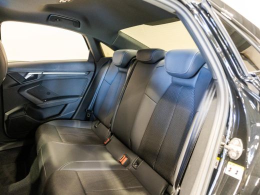 Audi A3 Limousine 30 TFSI 2x S-Line edition / 110pk / Panorama dak / Trekhaak / ActivLease financial lease
