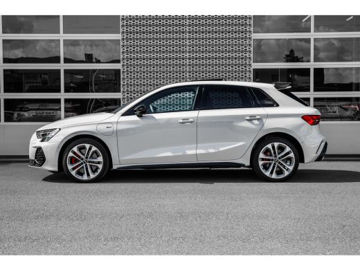 Audi A3 Sportback 45 TFSI e S edition Competition | Carbon Spoiler | Panoramadak | Stoelverwarming | Acht... ActivLease financial lease