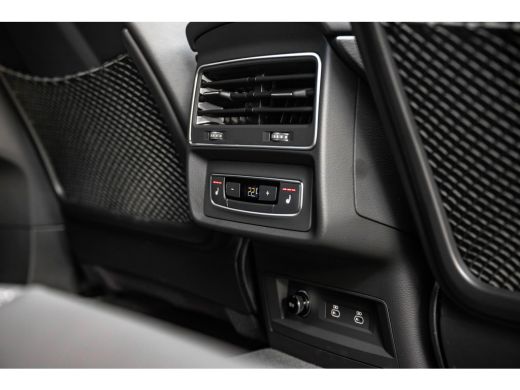 Audi Q8 55 TFSI e quattro Pro Line Advanced| Panoramadak | Nachtzichtassistent | B&O | Vierwielbesturing ... ActivLease financial lease