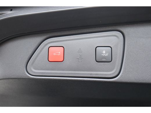 Peugeot 3008 1.2 PURETECH 130PK GT PACK AUTOMAAT / NAVI / LEDER / CLIMA / PDC / 19" LMV / CAMERA / TREKHAAK / ... ActivLease financial lease