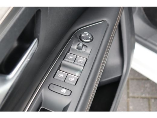 Peugeot 3008 1.2 PURETECH 130PK GT PACK AUTOMAAT / NAVI / LEDER / CLIMA / PDC / 19" LMV / CAMERA / TREKHAAK / ... ActivLease financial lease