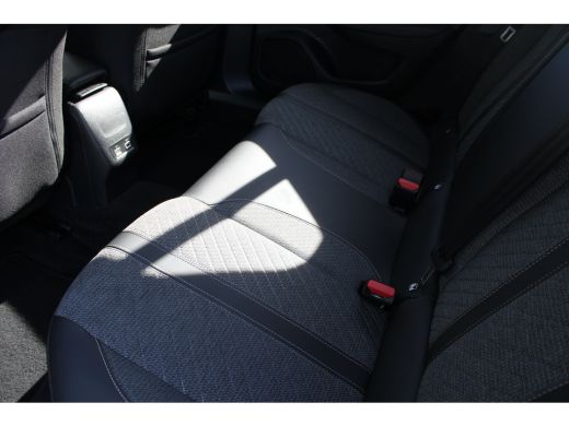 Peugeot e-2008 EV Allure 54 kWh | Fase 3 laden | SOH 95,75% | Nieuw model | Stoelverwarming | Navigatie | Camera... ActivLease financial lease