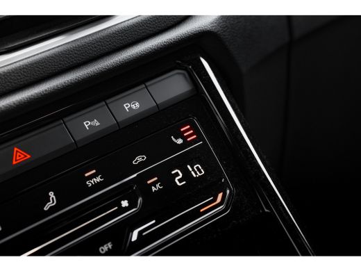 Volkswagen T-Roc 1.5 TSI 150pk 7-DSG R-Line | Trekhaak | Achteruitrijcamera | Carplay | Climate Control | Adaptive... ActivLease financial lease