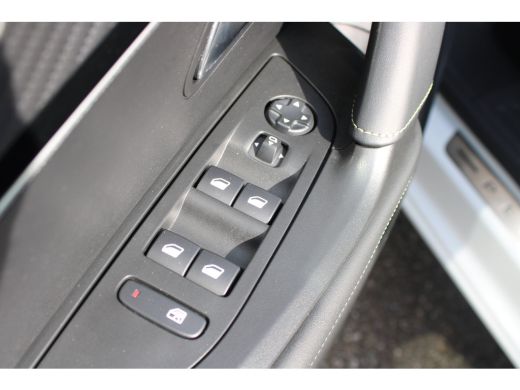 Peugeot e-2008 EV GT Pack 50 kWh | Fase 3 laden | SOH 97,50% | Panorama/schuifdak | Lederen bekleding | Stoelver... ActivLease financial lease